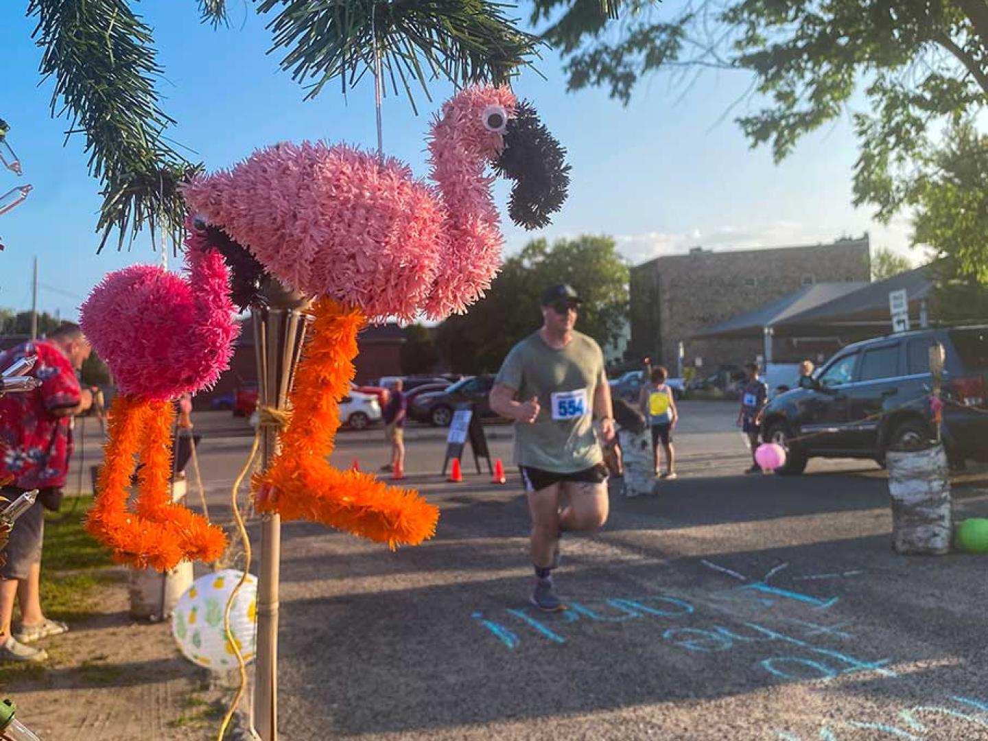 密西根州苏圣玛丽 7 Bridges 7 Brews 跑步/步行活动中的装饰和跑步者