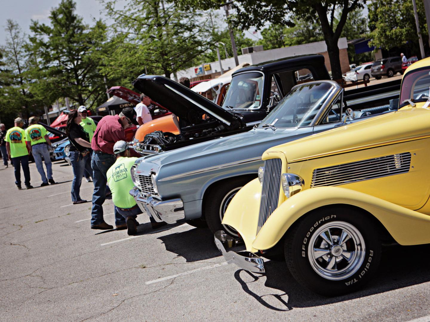 在密西西比州图珀洛的 Blue Suede Cruise 老爷车节上，一辆辆老爷车正准备出发