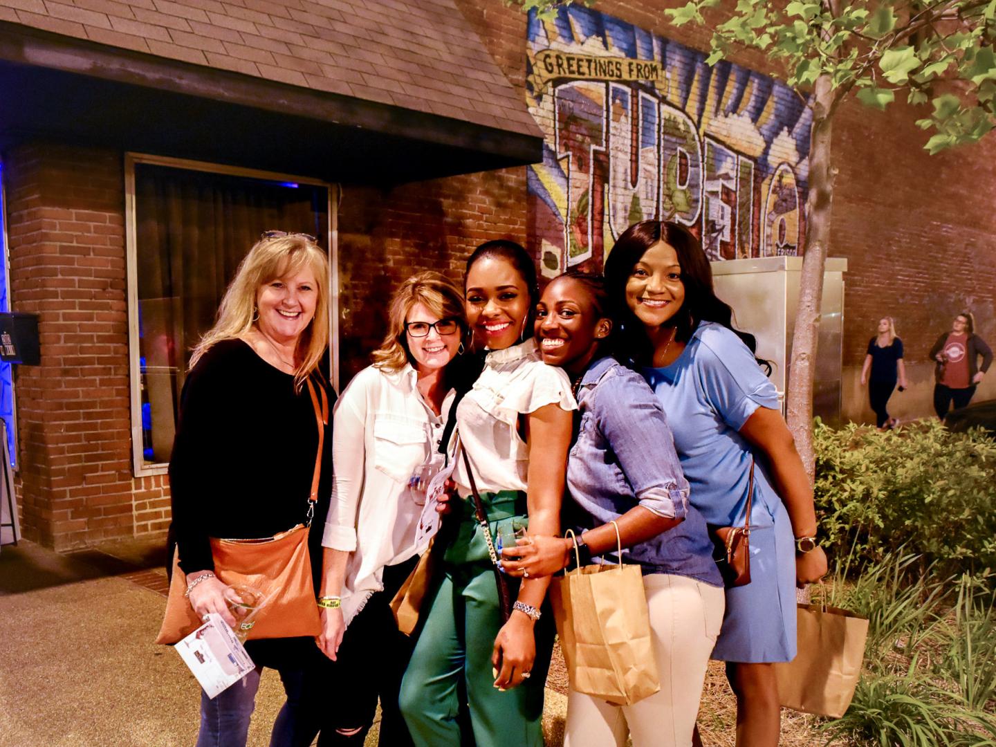 参与者正在享受密西西比州图珀洛的 Wine Downtown 葡萄酒节