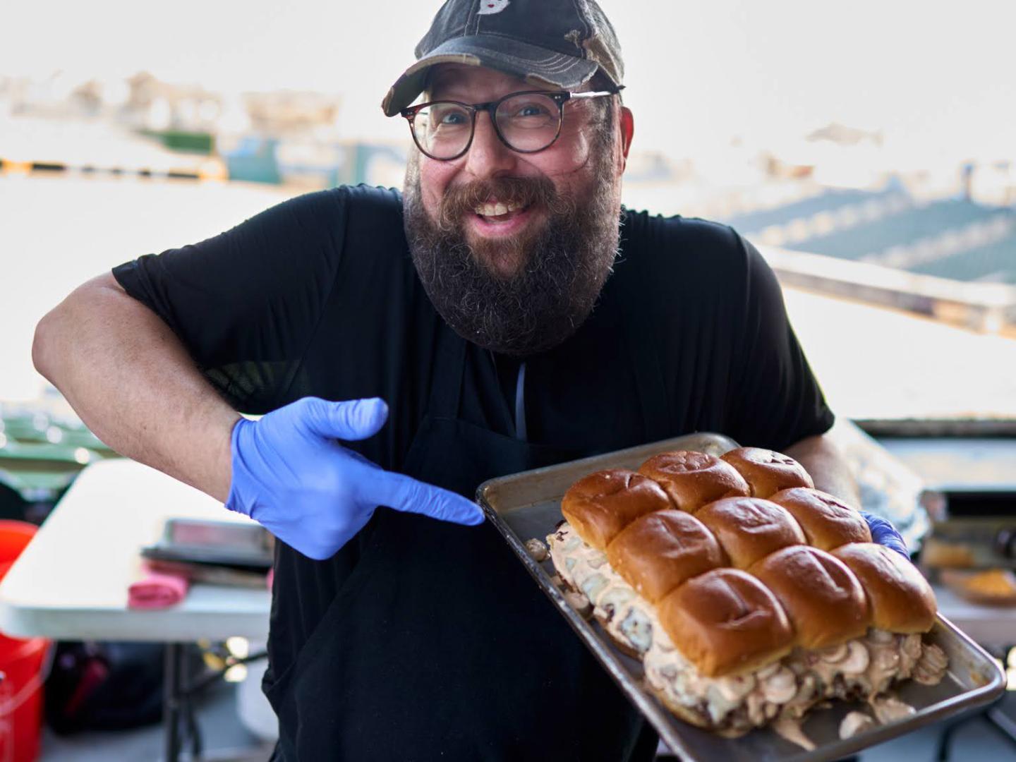 密西根州兰辛橄榄汉堡节的厨师