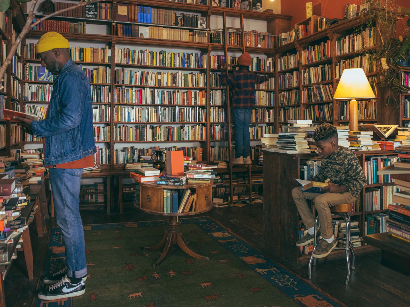 在俄勒冈州波特兰市鲍威尔书店的书架旁阅览图书 在俄勒冈州波特兰市鲍威尔书店的书架旁阅览图书