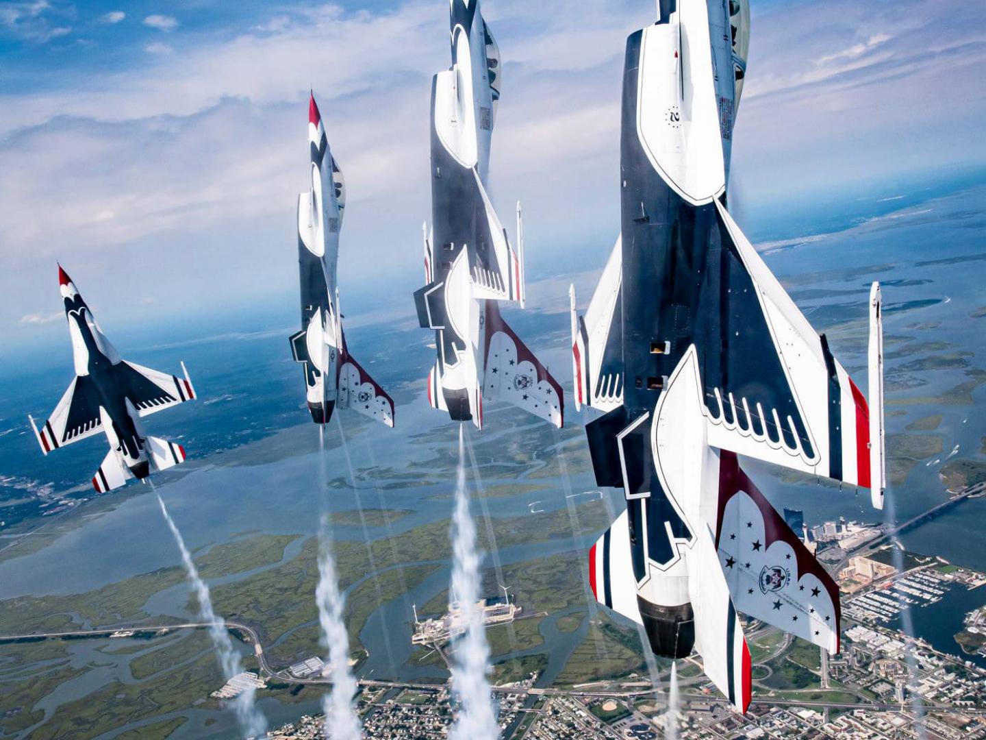 在大西洋城飞行表演上飞行于海岸上空的喷气式飞机