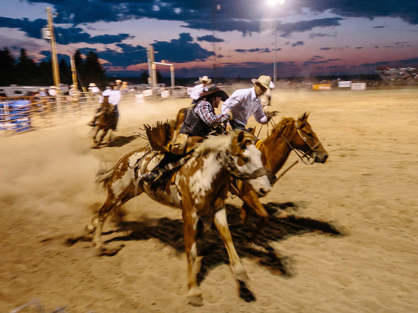 在怀俄明州兰德的弗里蒙特 Toyota Pioneer Days Rodeo 牛仔竞技赛上大展身手