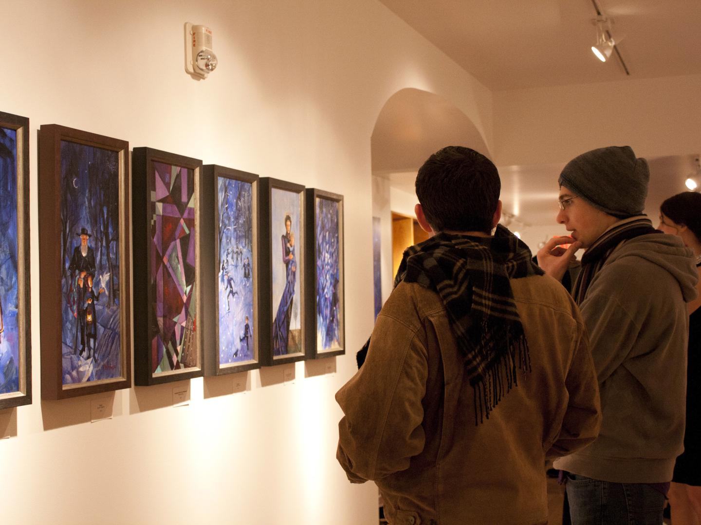 在兰卡斯特的艺术漫步活动中，欣赏当地艺术家的画作