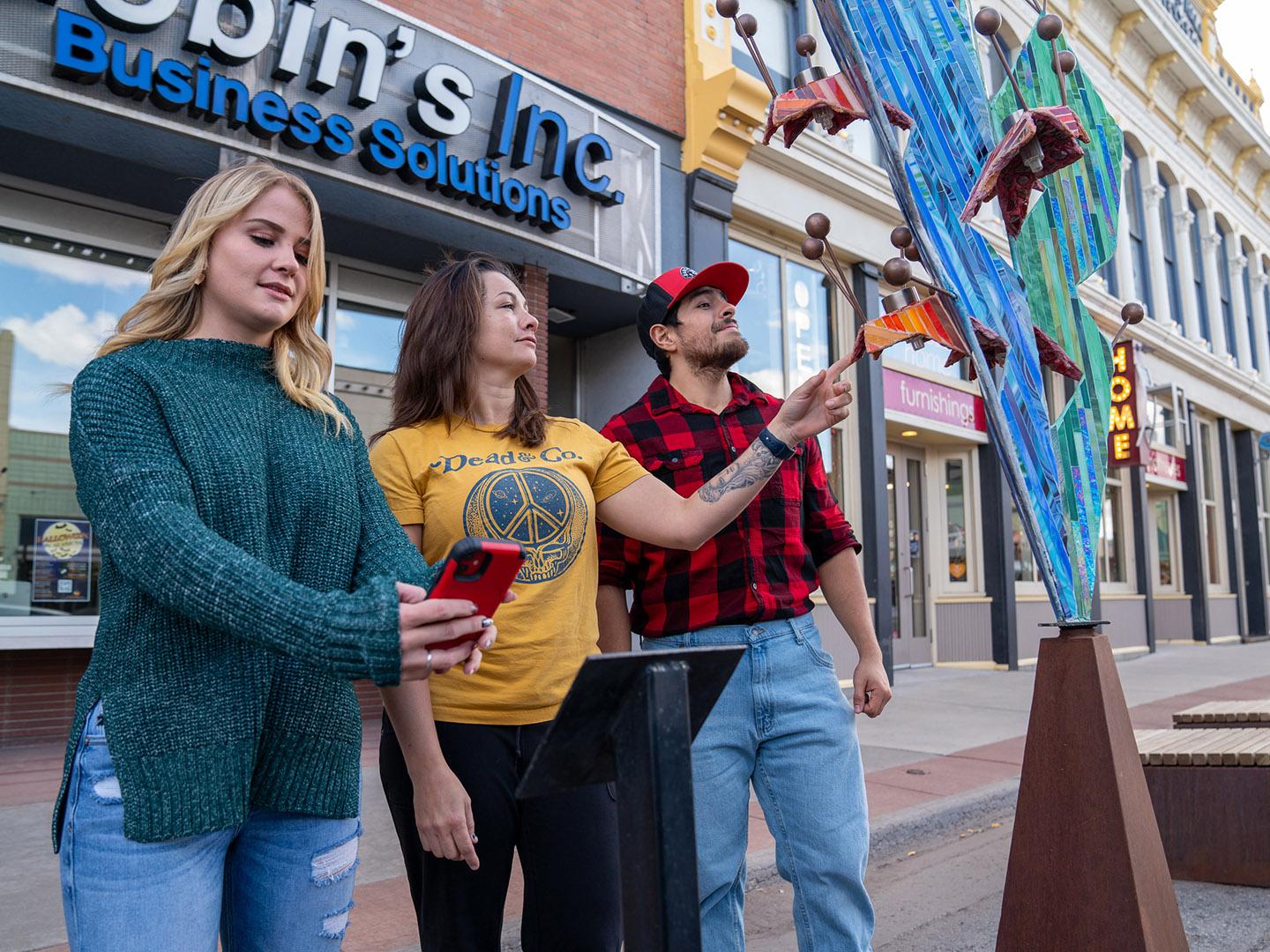 在科罗拉多州阿拉莫萨的阿拉莫萨艺术节上欣赏雕塑 在科罗拉多州阿拉莫萨的阿拉莫萨艺术节上欣赏雕塑