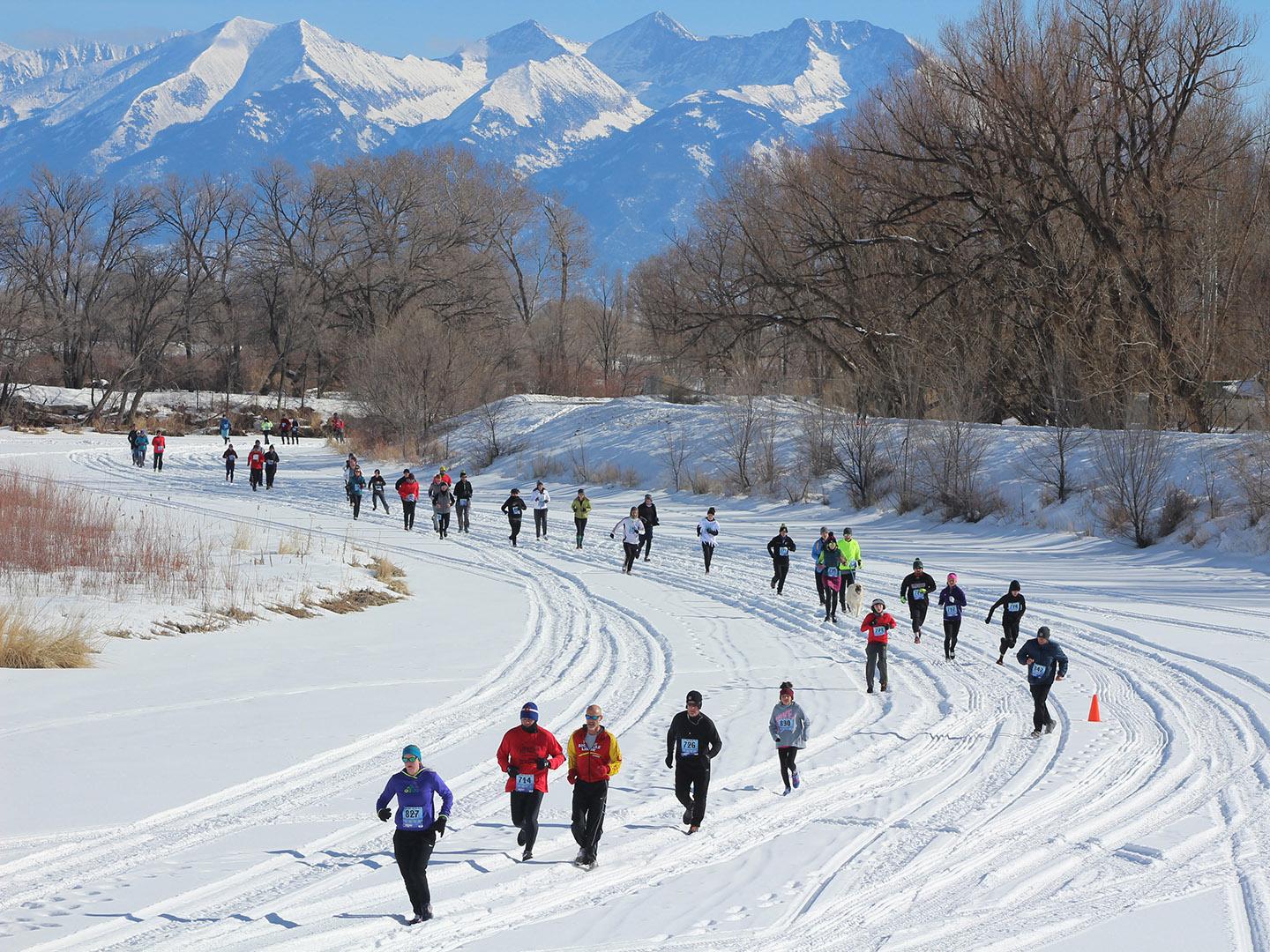参赛者在科罗拉多州阿拉莫萨的里约弗里奥冰雪节上比赛 参赛者在科罗拉多州阿拉莫萨的里约弗里奥冰雪节上比赛