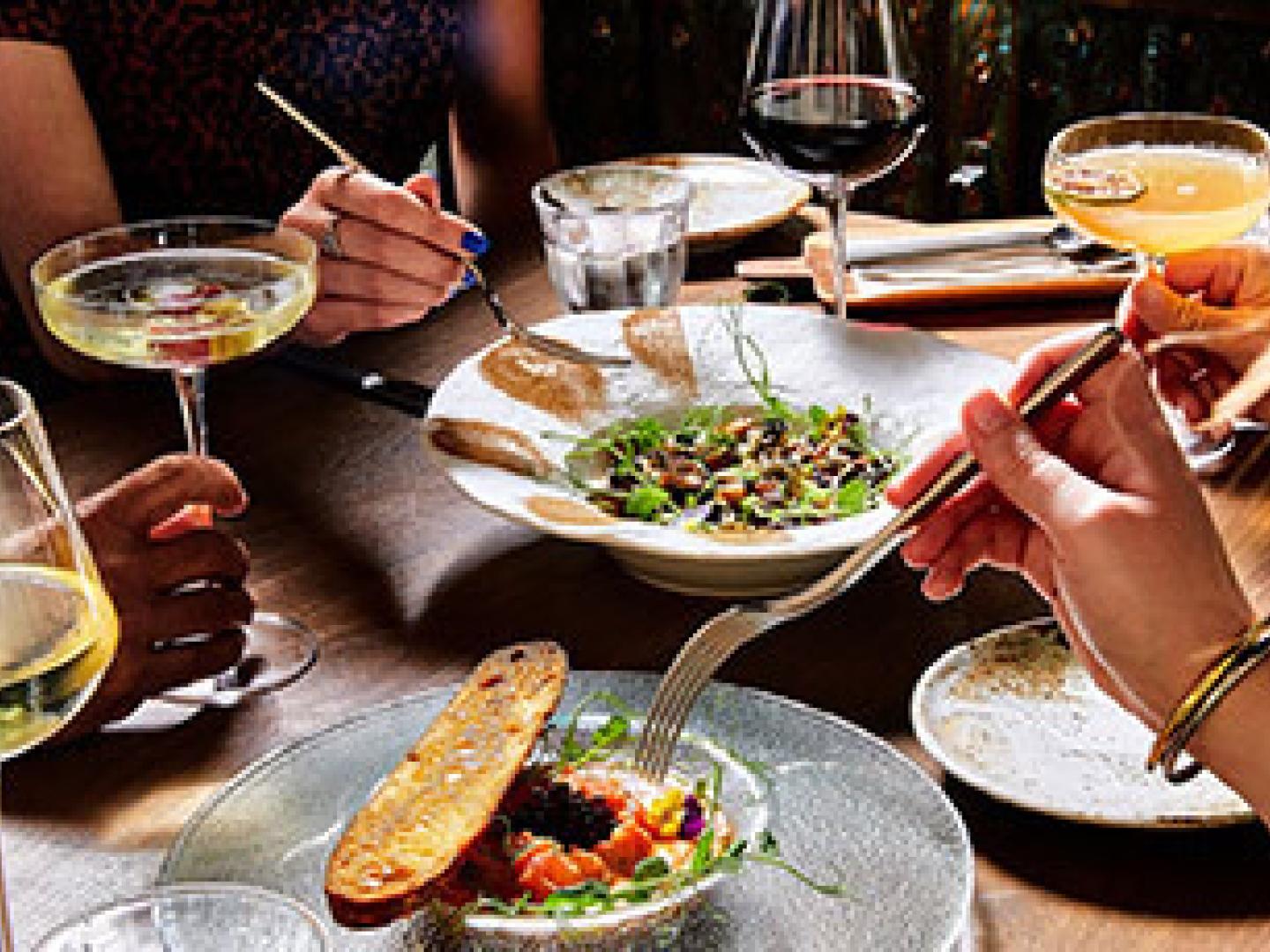 在 Alma Cocina Latina 餐厅分享拉丁风味菜肴