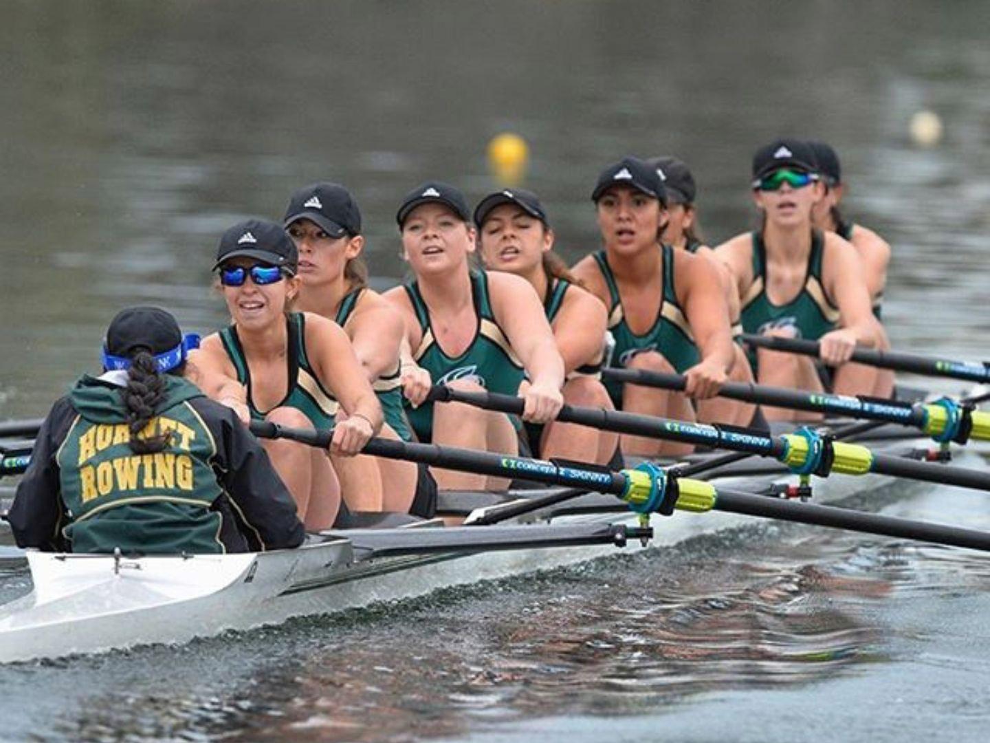 赛艇运动员们在加利福尼亚州兰乔科尔多瓦举行的 Head of the American Regatta 赛艇大赛上大显身手 赛艇运动员们在加利福尼亚州兰乔科尔多瓦举行的 Head of the American Regatta 赛艇大赛上大显身手