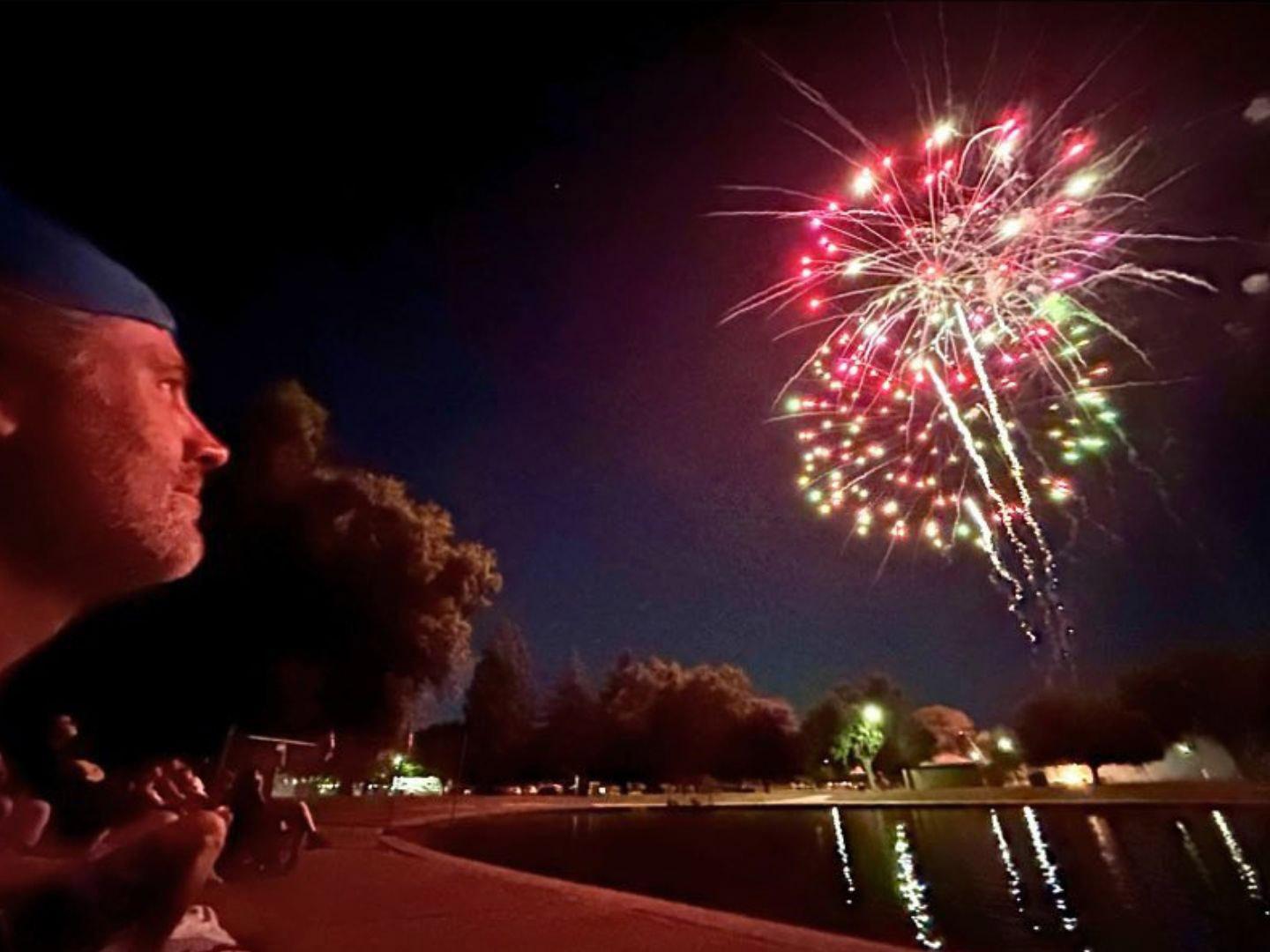 在美国国庆节游行和节日活动期间,加利福尼亚州兰乔科尔多瓦上空绽放璀璨烟花 在美国国庆节游行和节日活动期间,加利福尼亚州兰乔科尔多瓦上空绽放璀璨烟花
