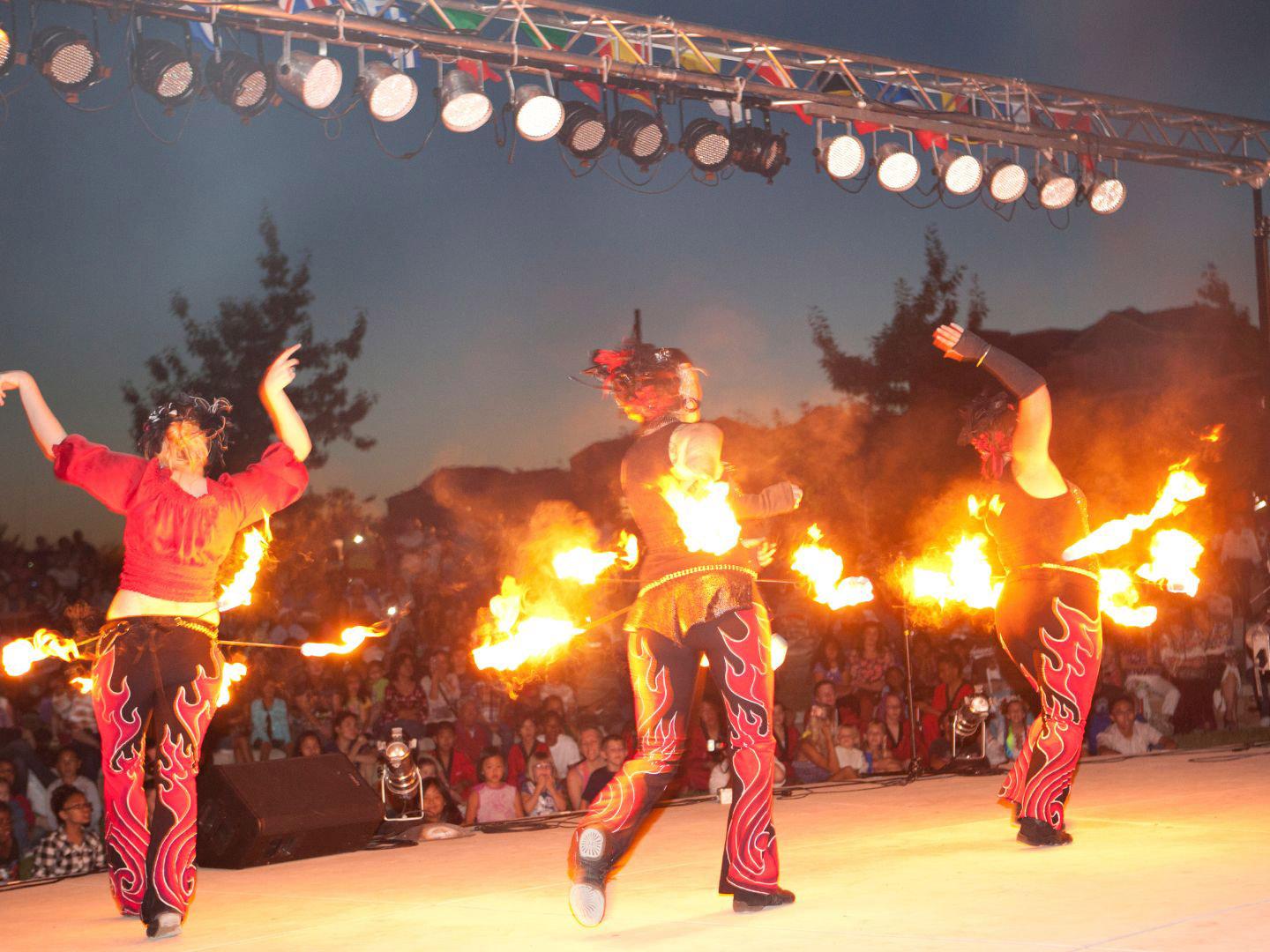 加利福尼亚州兰乔科尔多瓦 I-Fest 国际节暨世界葡萄酒展会上的表演者 加利福尼亚州兰乔科尔多瓦 I-Fest 国际节暨世界葡萄酒展会上的表演者