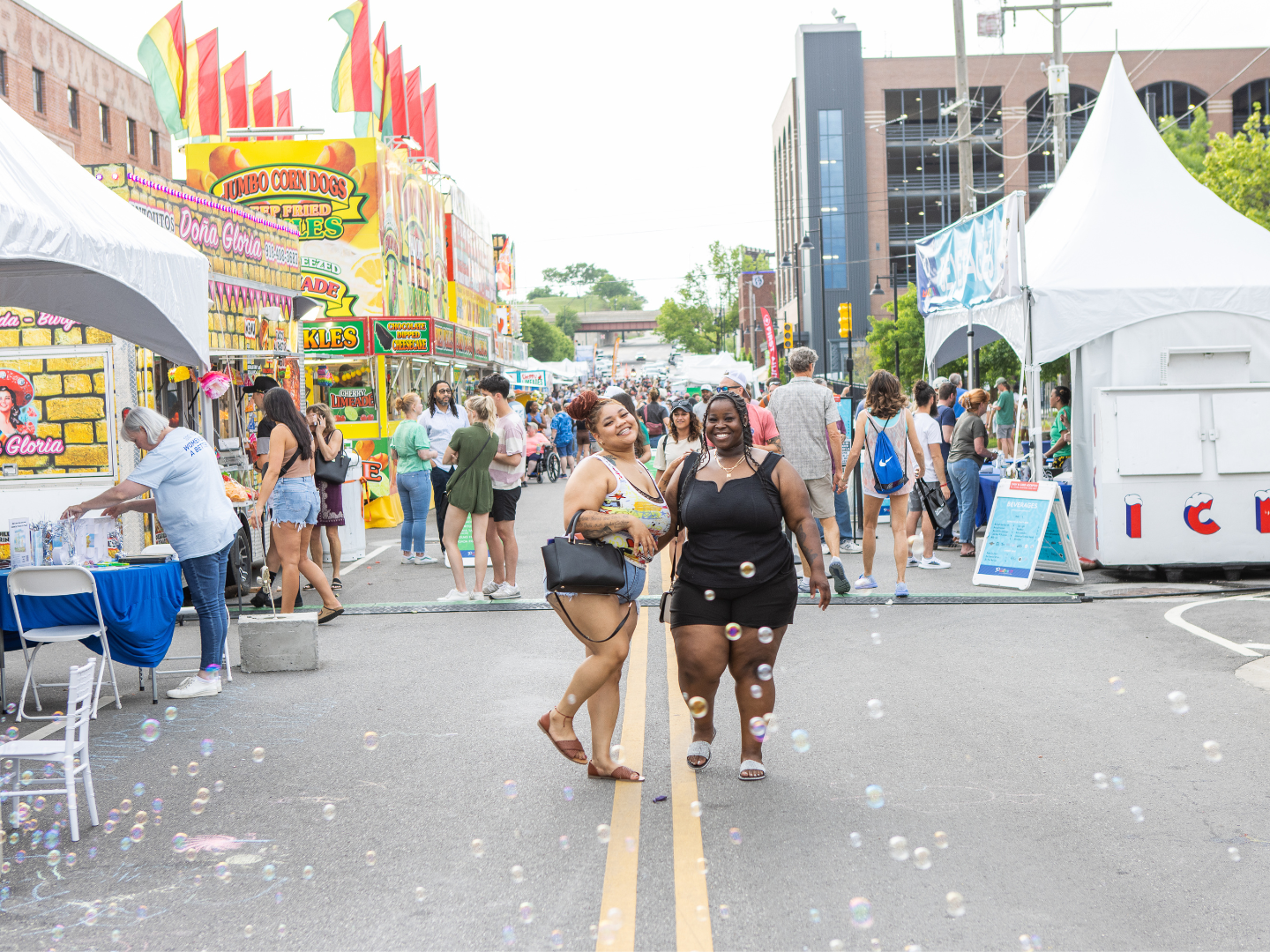 俄克拉荷马州塔尔萨塔尔萨国际五月节上的各式摊位和庆祝活动 俄克拉荷马州塔尔萨塔尔萨国际五月节上的各式摊位和庆祝活动