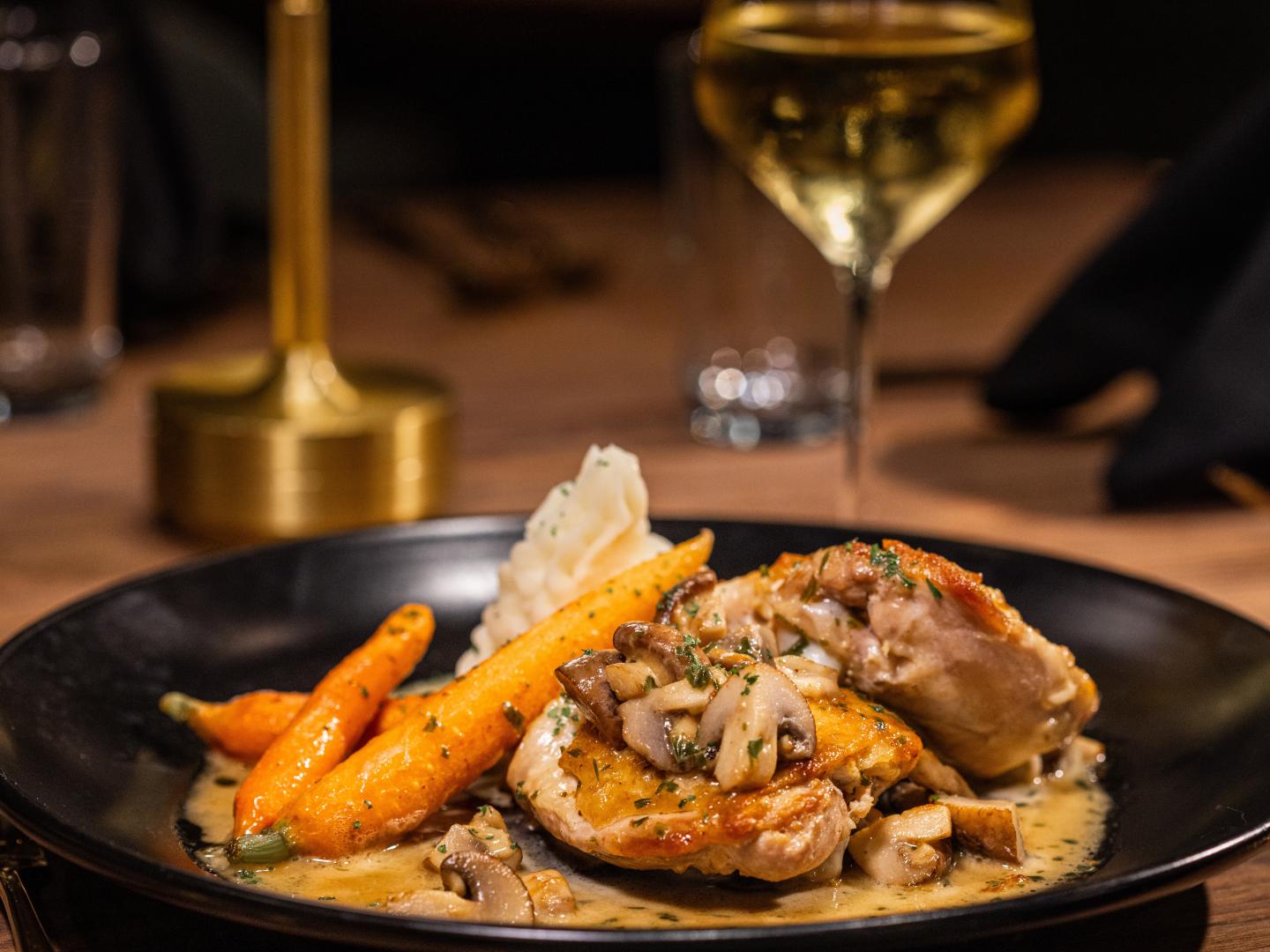 在纽约萨拉托加斯普林斯的 The Coat Room 餐厅享用美味佳肴