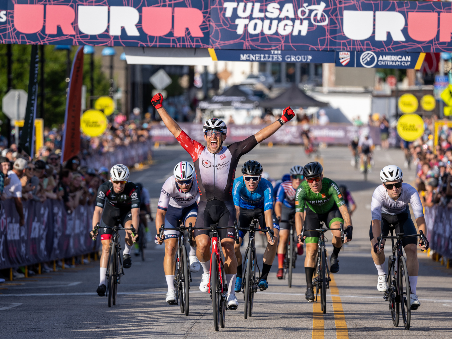 参加俄克拉荷马州塔尔萨 Tulsa Tough 自行车赛的自行车手 参加俄克拉荷马州塔尔萨 Tulsa Tough 自行车赛的自行车手