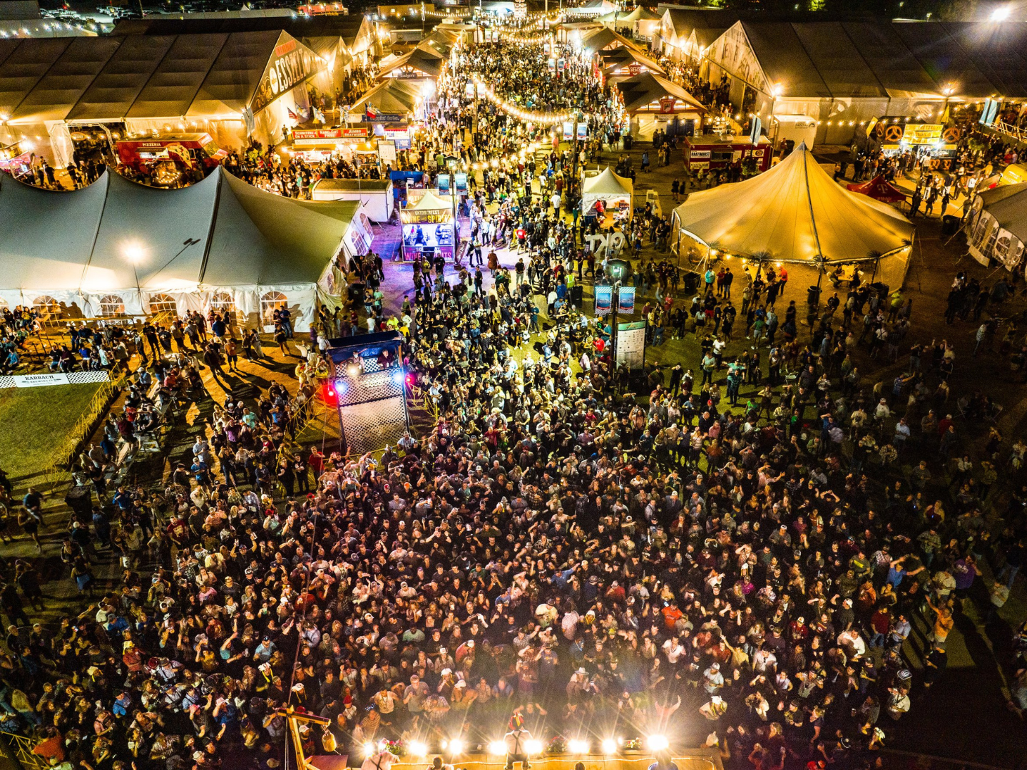 俄克拉荷马州塔尔萨市塔尔萨啤酒节上的晚间娱乐活动 俄克拉荷马州塔尔萨市塔尔萨啤酒节上的晚间娱乐活动