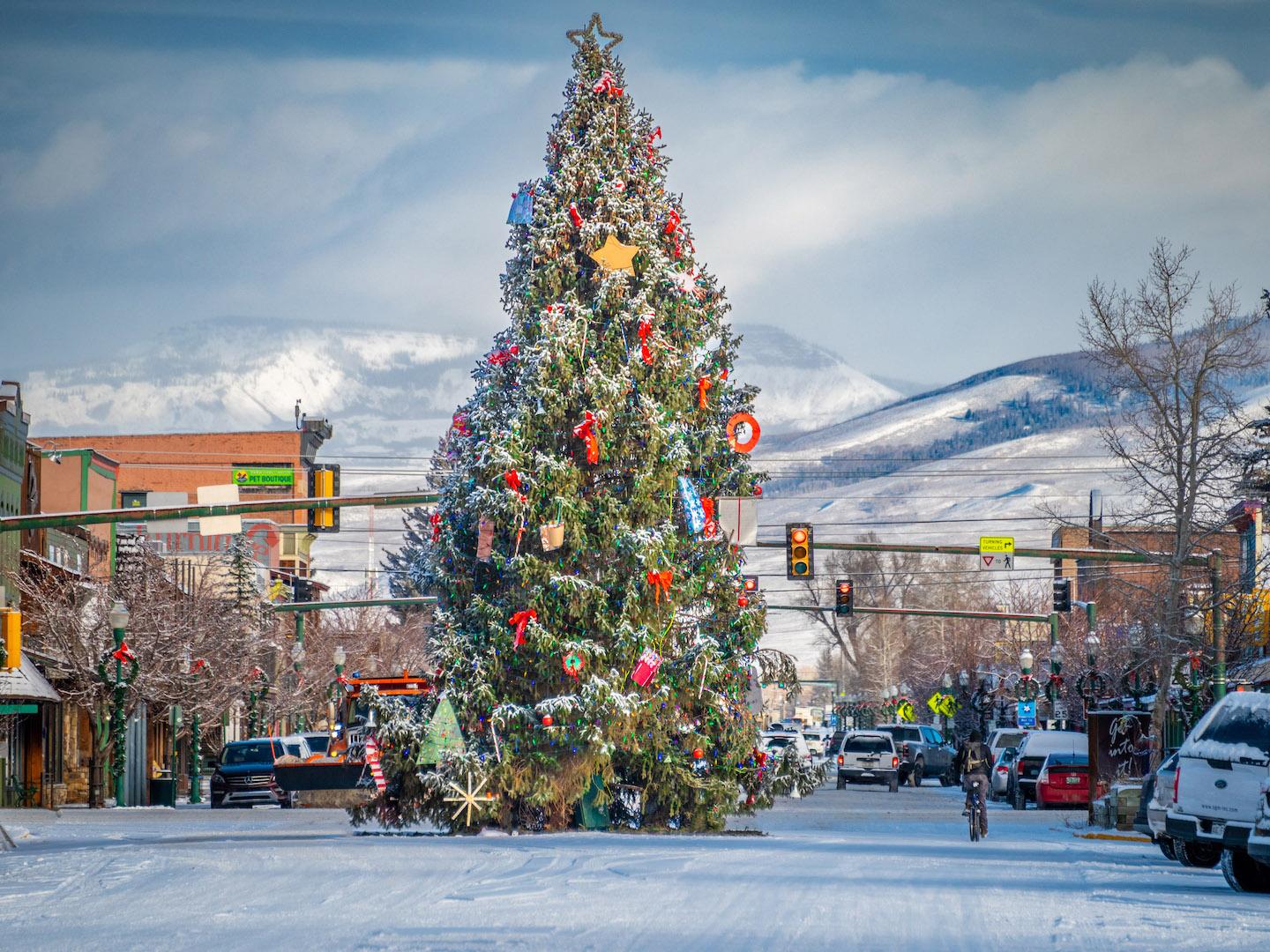 科罗拉多州甘尼森一年一度的灯光之夜期间的节日装饰