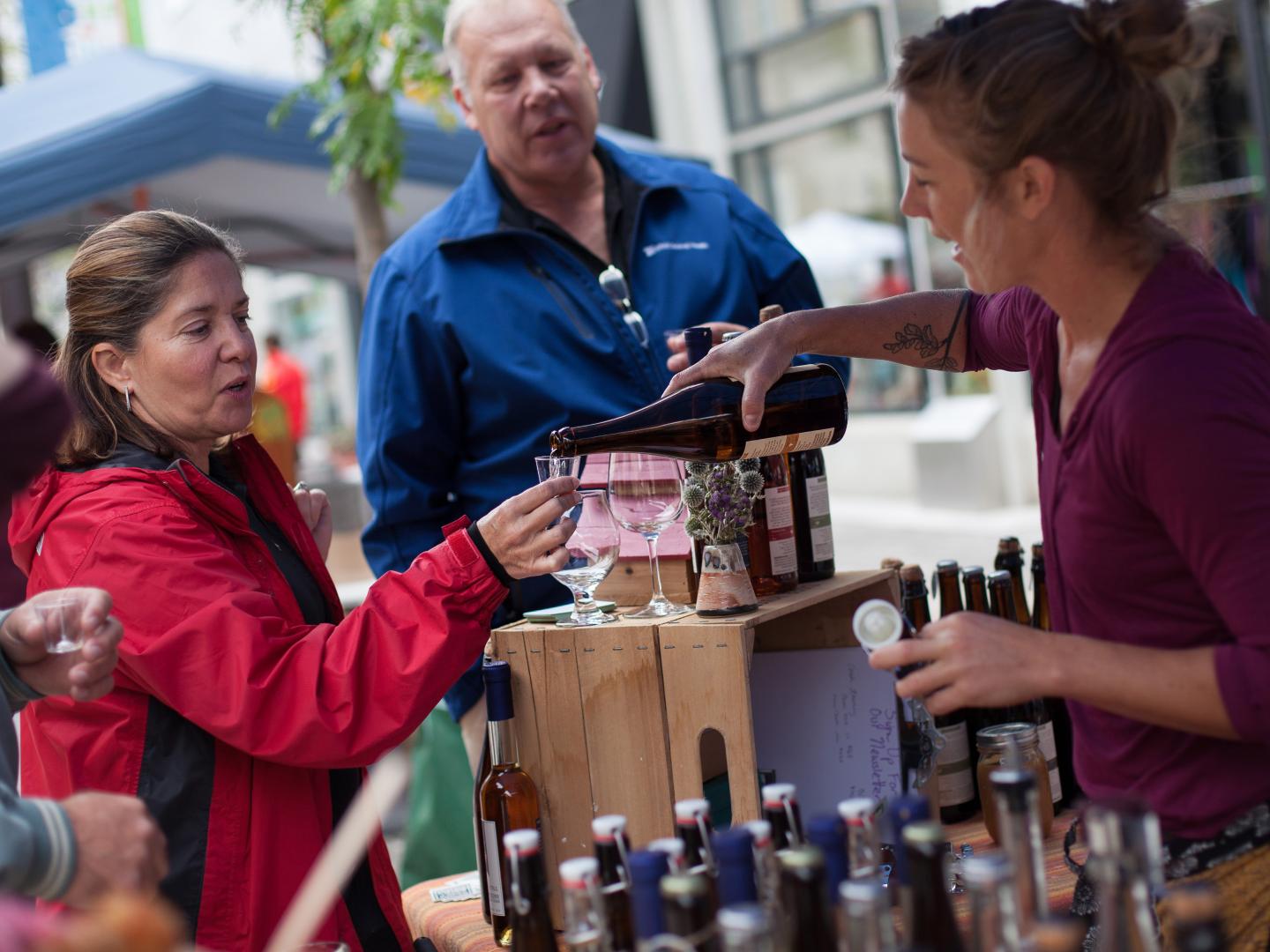纽约州苹果酒周活动期间伊萨卡市中心举办的苹果丰收节