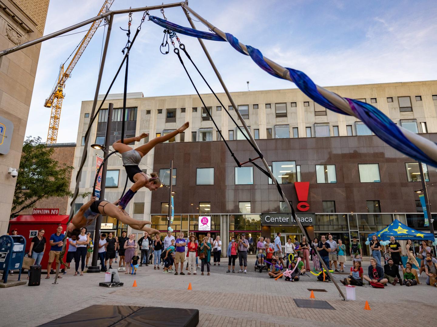纽约州伊萨卡市中心公共区举办的 Hupstate Circus Festival 马戏节表演照片