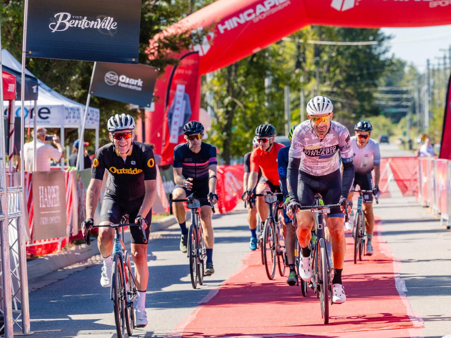 骑行者们参加阿肯色州本顿维尔一年一度的 Hincapie Gran Fondo 赛事