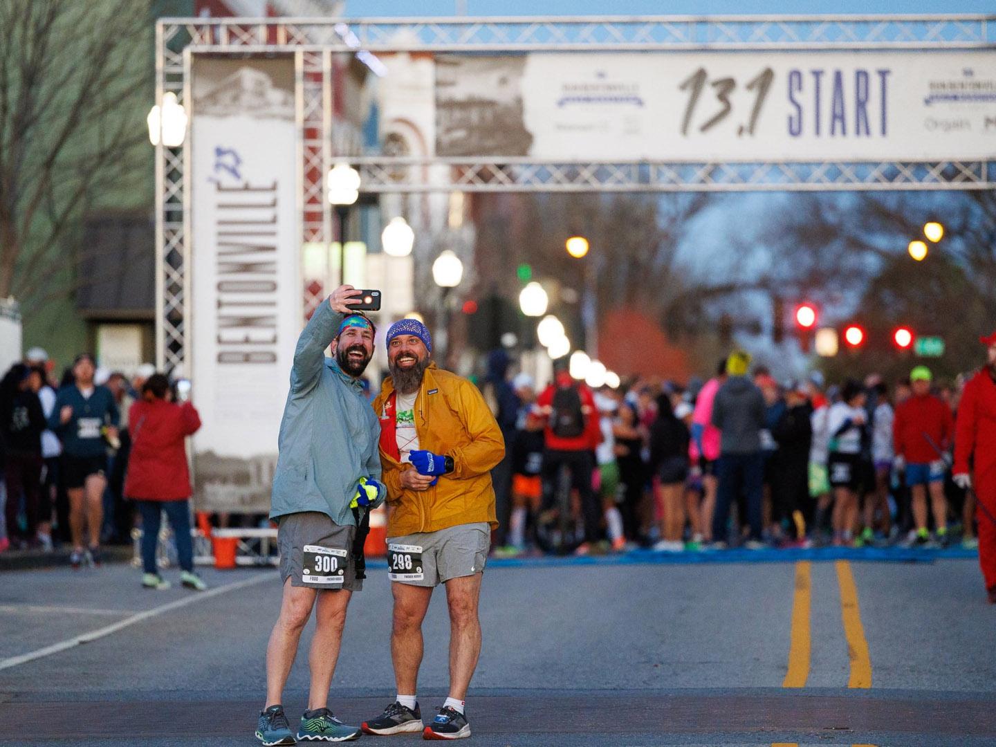 在阿肯色州本顿维尔的本顿维尔半程马拉松终点线处自拍