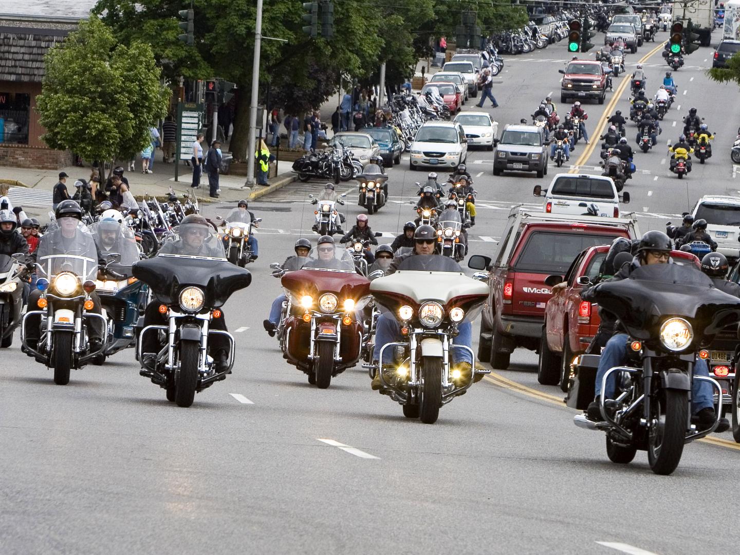 摩托车手们在纽约州乔治湖的乔治湖村举行的 Americade Motorcycle Rally 摩托车拉力赛期间巡游 摩托车手们在纽约州乔治湖的乔治湖村举行的 Americade Motorcycle Rally 摩托车拉力赛期间巡游