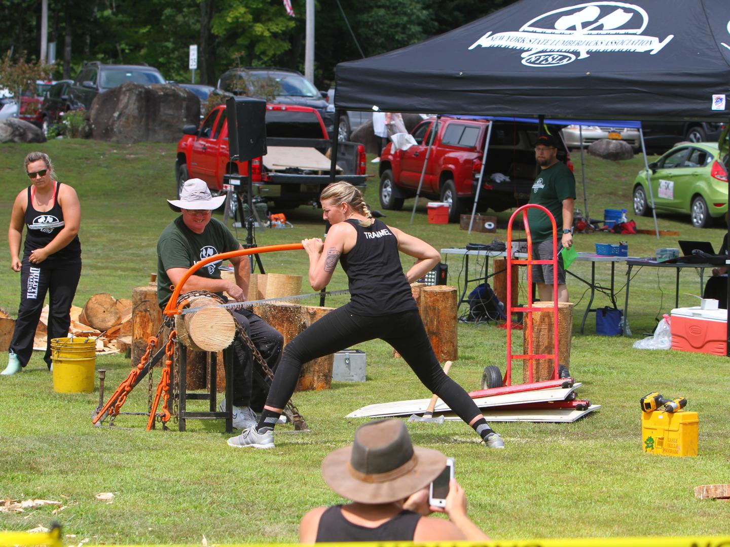纽约州斯托尼克里克 Stony Creek Mountain Day Festival 期间,运动员们在锯木 纽约州斯托尼克里克 Stony Creek Mountain Day Festival 期间,运动员们在锯木