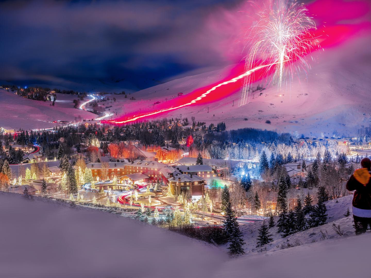 爱达荷州太阳谷上空的璀璨烟火