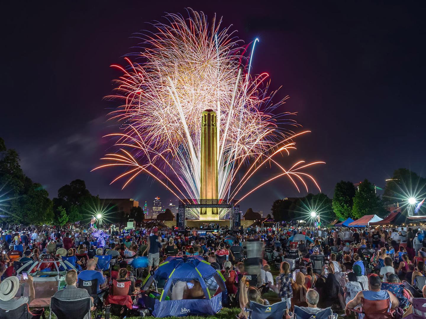 堪萨斯城星条旗野餐的烟花庆典