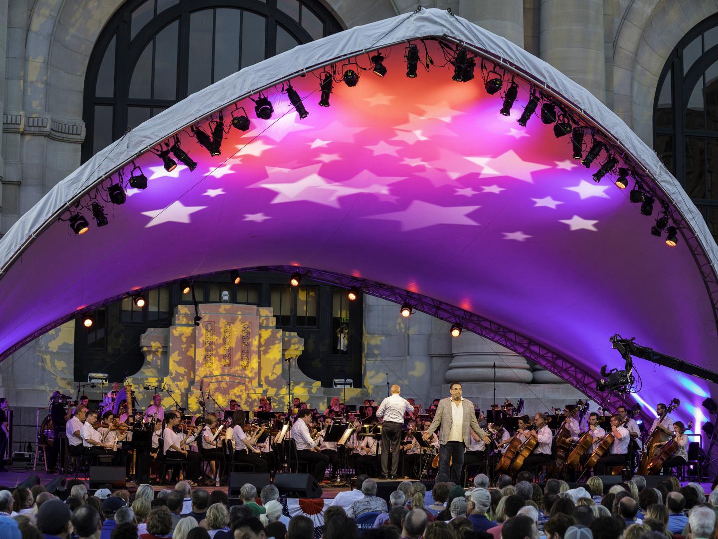 在堪萨斯城圣帕特里克节游行期间演奏风笛的艺人