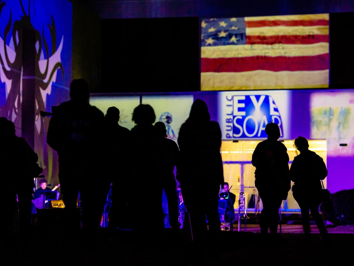 佛罗里达州巴拿马城的 Public Eye Soar Projection Festival 节庆期间展出的艺术投影作品 佛罗里达州巴拿马城的 Public Eye Soar Projection Festival 节庆期间展出的艺术投影作品