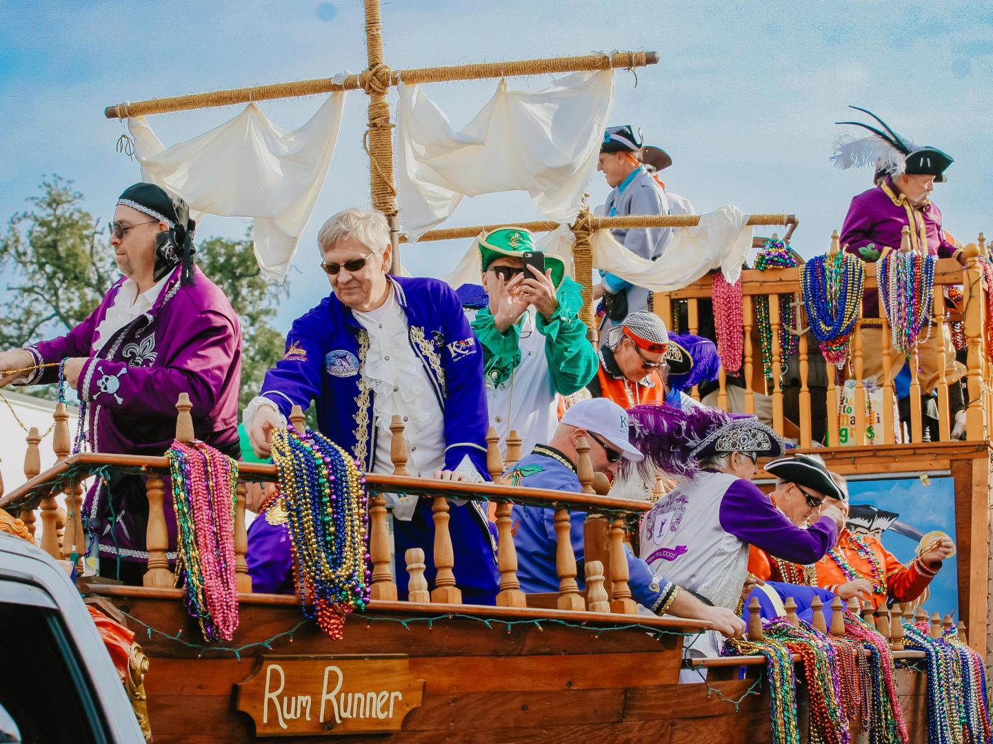 佛罗里达州巴拿马城最大规模的新奥尔良狂欢节庆典中的游行花车 佛罗里达州巴拿马城最大规模的新奥尔良狂欢节庆典中的游行花车