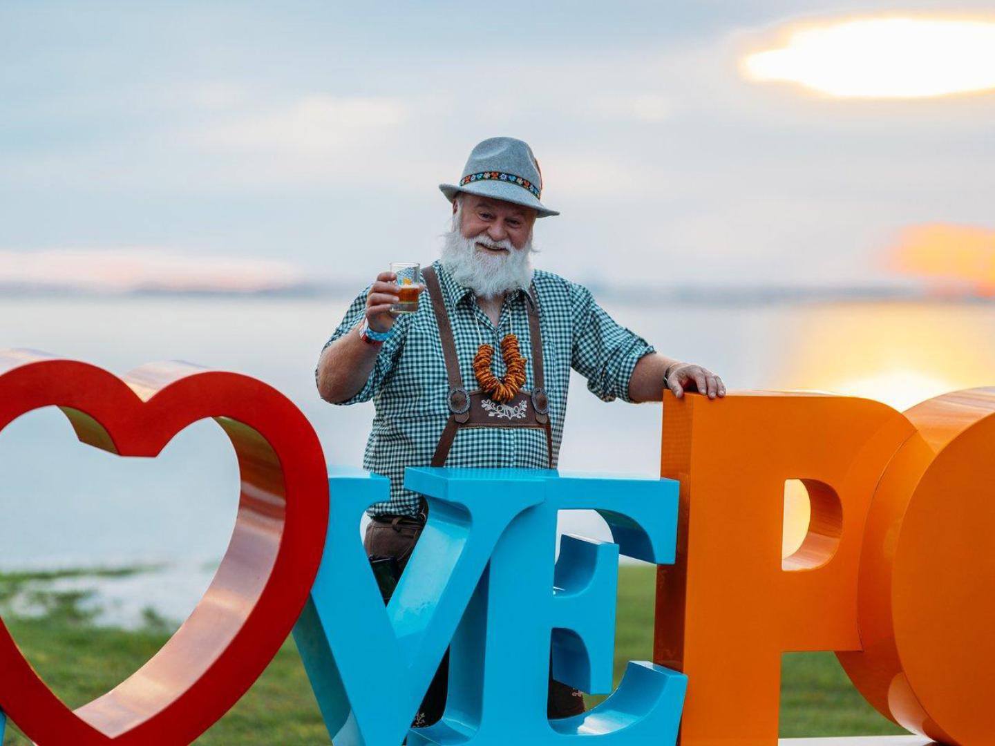 在佛罗里达州巴拿马城市中心的徒步活动中品尝手工酿造的啤酒和传统的德国风味美食 在佛罗里达州巴拿马城市中心的徒步活动中品尝手工酿造的啤酒和传统的德国风味美食