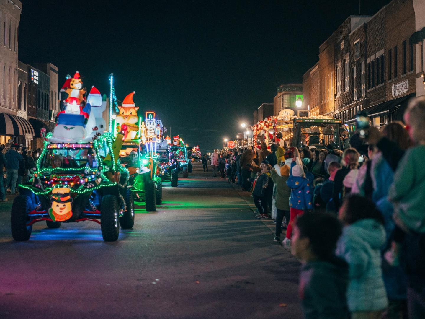 在密苏里州莱巴嫩的市中心观看莱巴嫩圣诞游行 在密苏里州莱巴嫩的市中心观看莱巴嫩圣诞游行