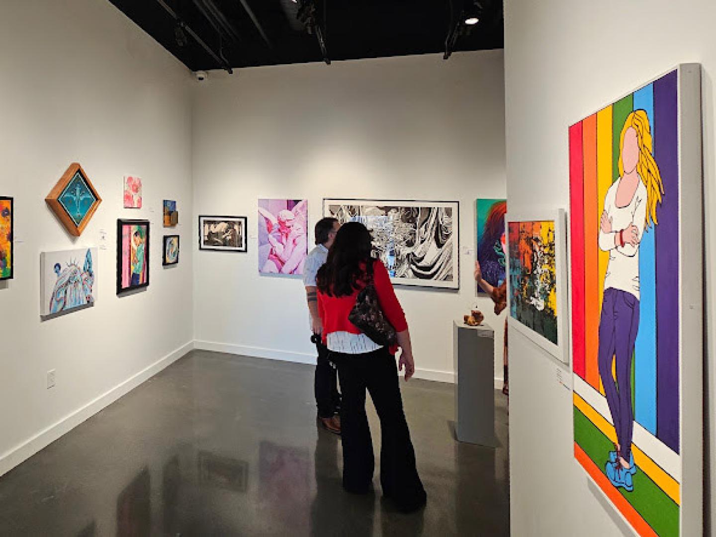 在密苏里州乔普林的斯皮瓦艺术中心欣赏艺术作品 在密苏里州乔普林的斯皮瓦艺术中心欣赏艺术作品