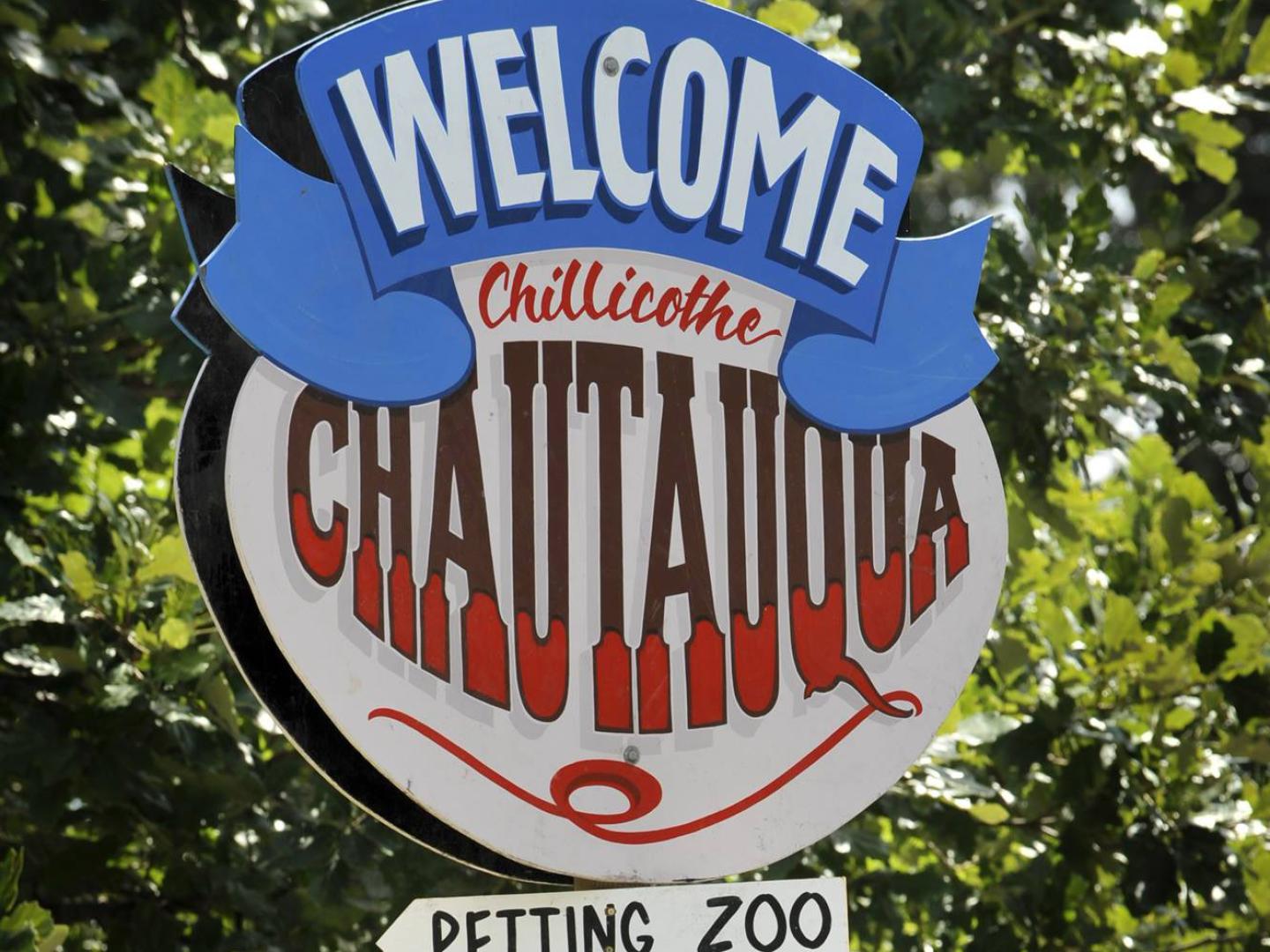 密苏里州奇利科西 Park Arts Festival 艺术节夏季教育户外集会上的欢迎标牌