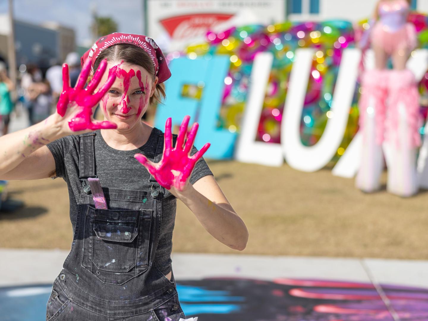 在佛罗里达州巴拿马城的 FLLUXE 艺术节上亲自参与绘画活动 在佛罗里达州巴拿马城的 FLLUXE 艺术节上亲自参与绘画活动