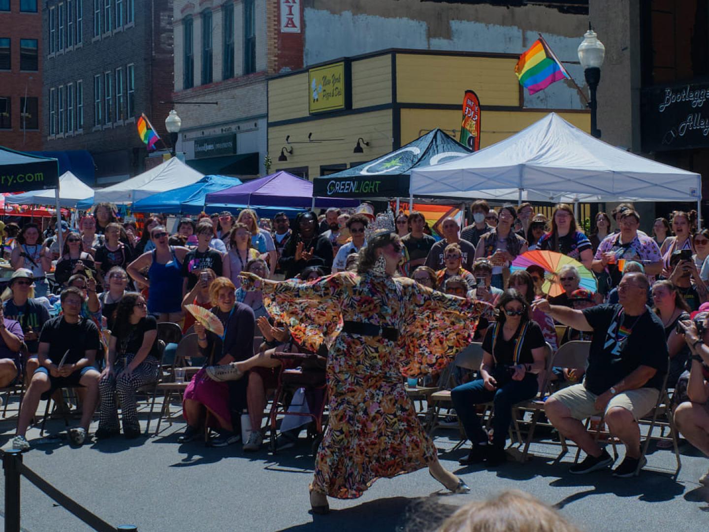 一位变装表演者在密苏里州乔普林市为观众献唱 一位变装表演者在密苏里州乔普林市为观众献唱