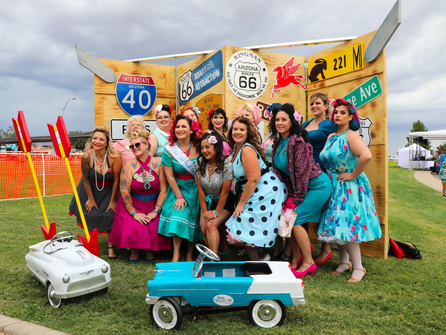 参加亚利桑那州金曼的我 ❤ 66 号公路节的游客 参加亚利桑那州金曼的我 ❤ 66 号公路节的游客