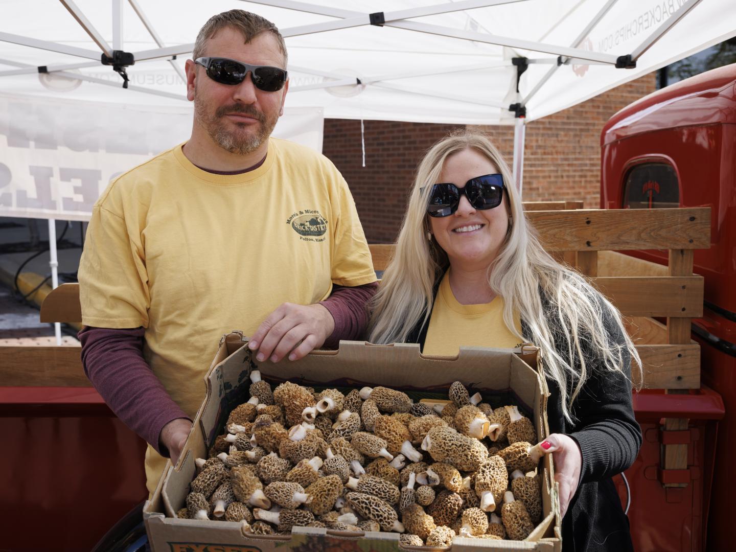 在密苏里州富尔顿的 Morels and Microbrews Festival 啤酒节上品尝新鲜蘑菇