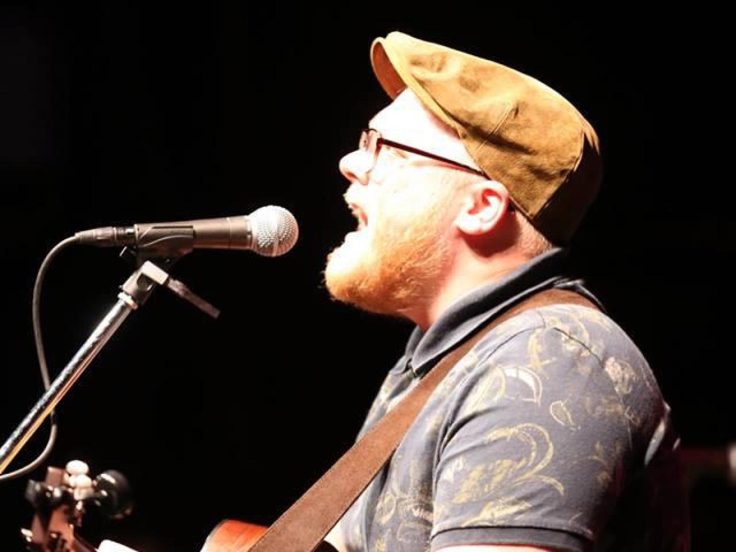 佛罗里达州巴拿马城 Backstage Pass 音乐会上的一位表演音乐家 佛罗里达州巴拿马城 Backstage Pass 音乐会上的一位表演音乐家