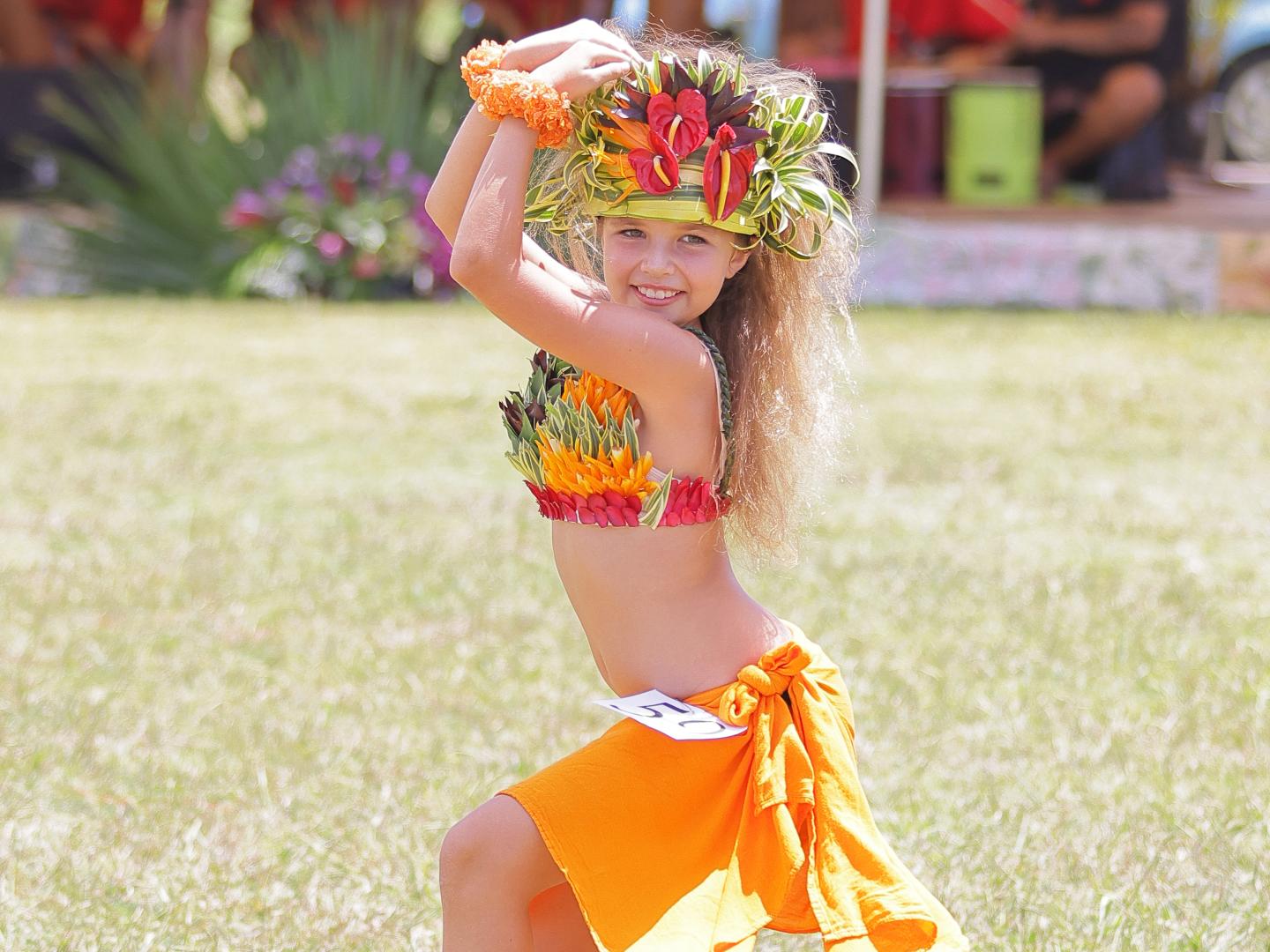 在可爱岛 (Kaua'i) 的 Heiva I Kauaʻi 庆典中,一位年轻舞者正在庆祝塔希提文化 在可爱岛 (Kaua'i) 的 Heiva I Kauaʻi 庆典中,一位年轻舞者正在庆祝塔希提文化