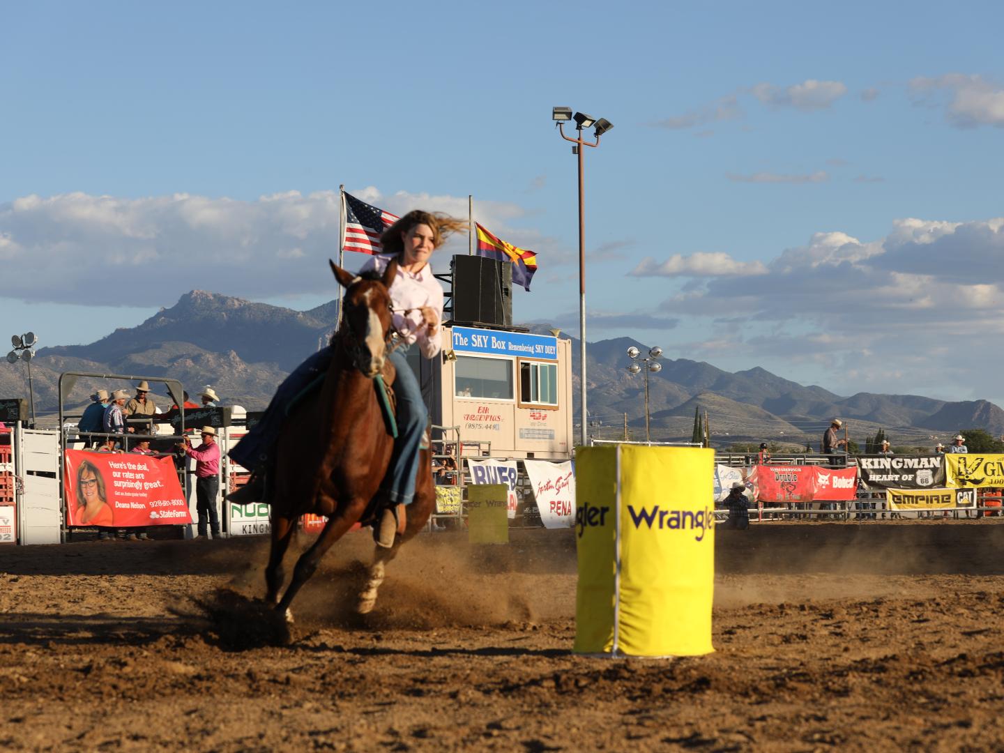 参加亚利桑那州金曼的 Kingman GCPRA Rodeo 牛仔竞技表演的牛仔骑士