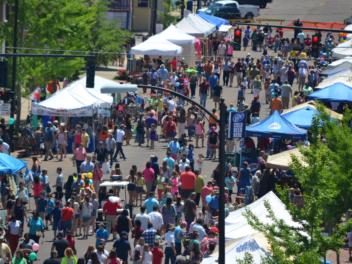密西西比州哥伦布 Market Street Festival 狂欢节上的熙攘人群 密西西比州哥伦布 Market Street Festival 狂欢节上的熙攘人群