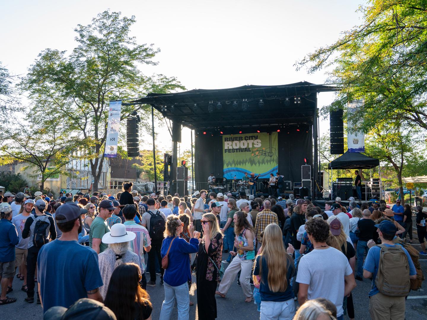 蒙大拿州米苏拉市中心举办的河流之城寻根音乐节