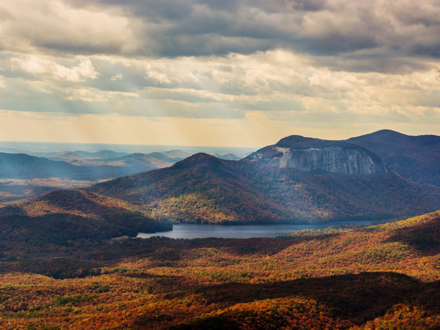 南卡罗来纳州凯撒领袖州立公园泰布尔罗克山的景观 南卡罗来纳州凯撒领袖州立公园泰布尔罗克山的景观