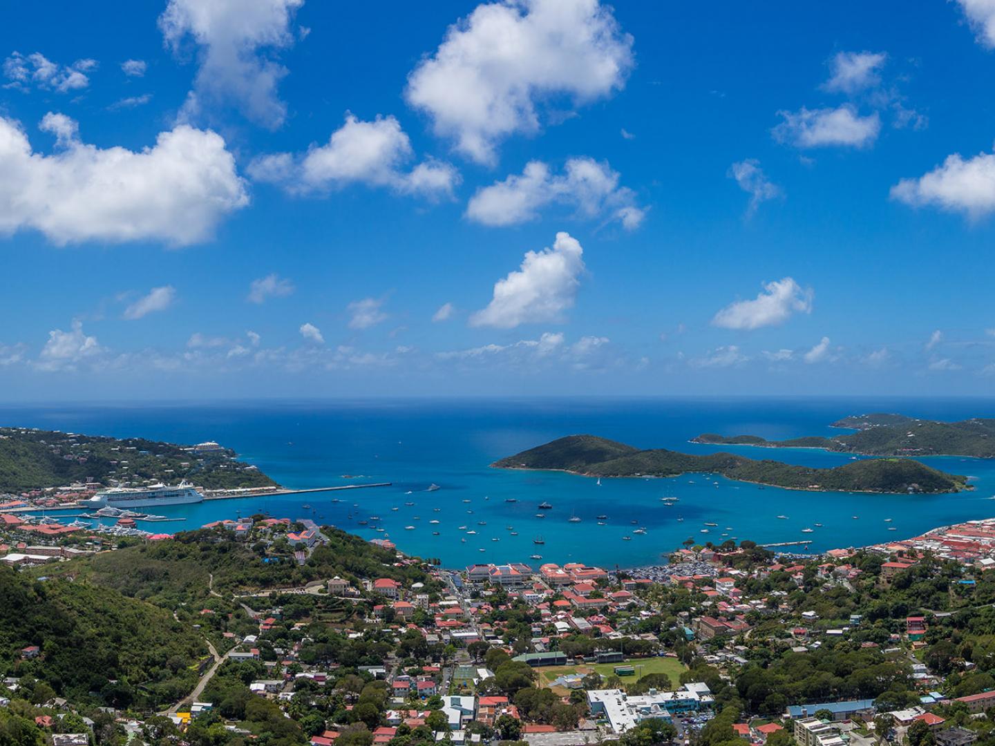 从美属维尔京群岛圣托马斯岛山顶俯瞰的梅根湾美景