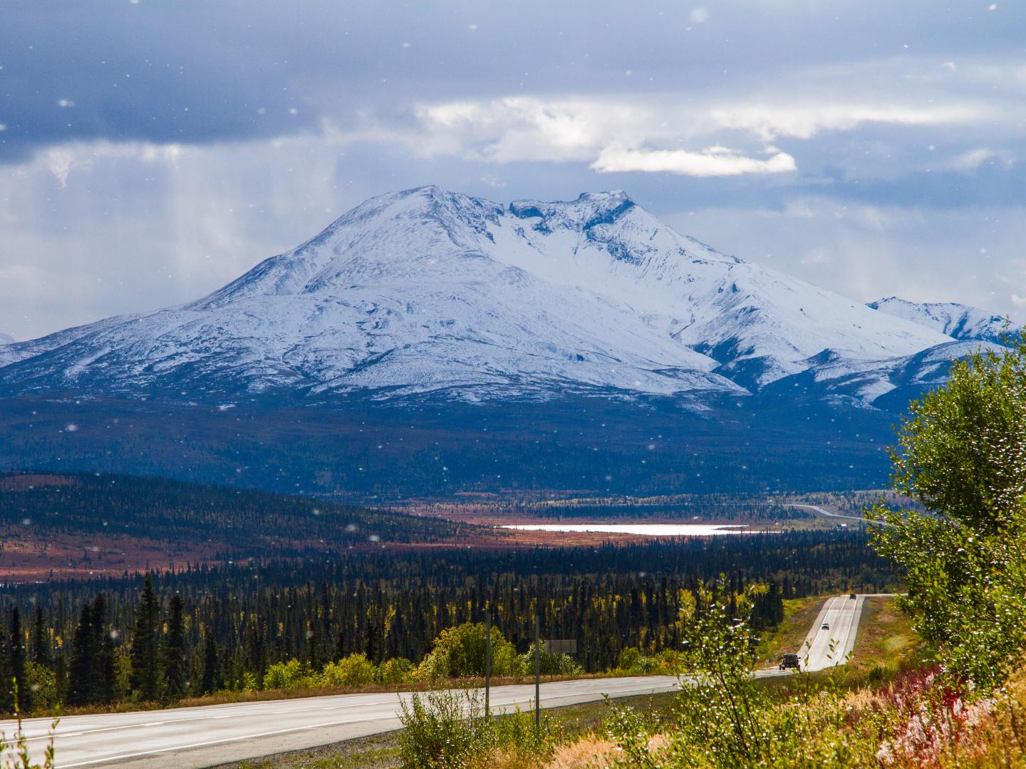 行驶在格伦公路国家风景道路上