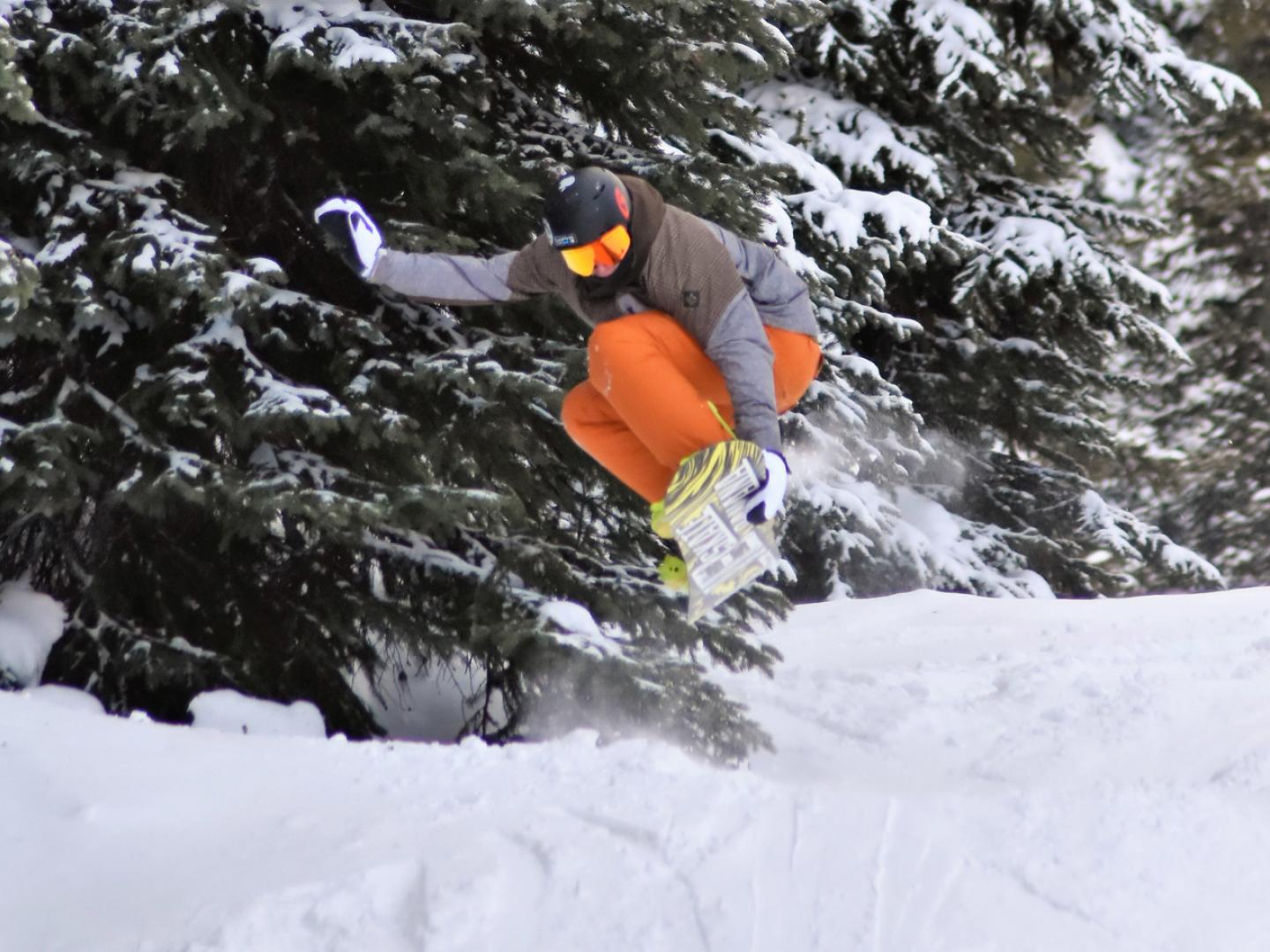 在俄勒冈州的安东尼湖高山度假村体验单板滑雪