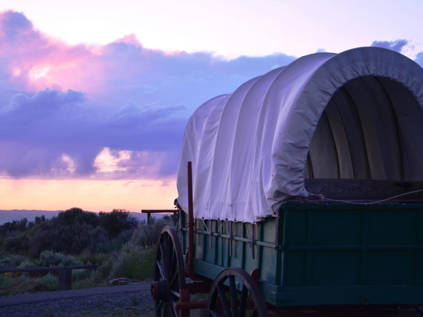 贝克城国家历史俄勒冈之路解说中心内展出的一辆有篷马车