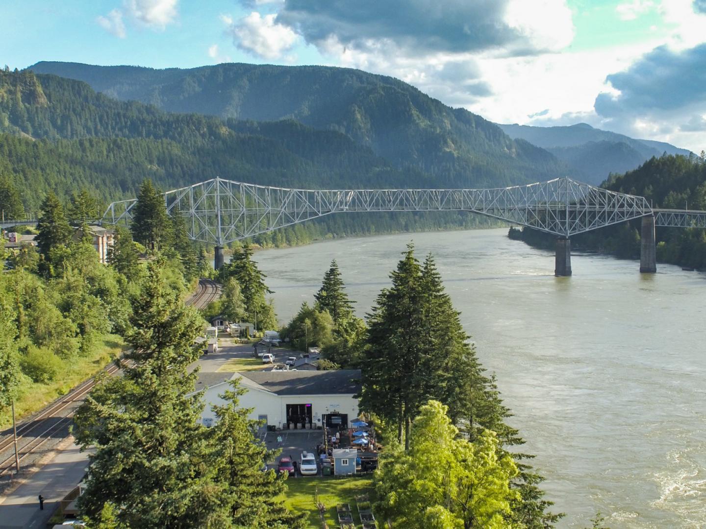 横跨哥伦比亚河将俄勒冈州与华盛顿州相连的众神之桥