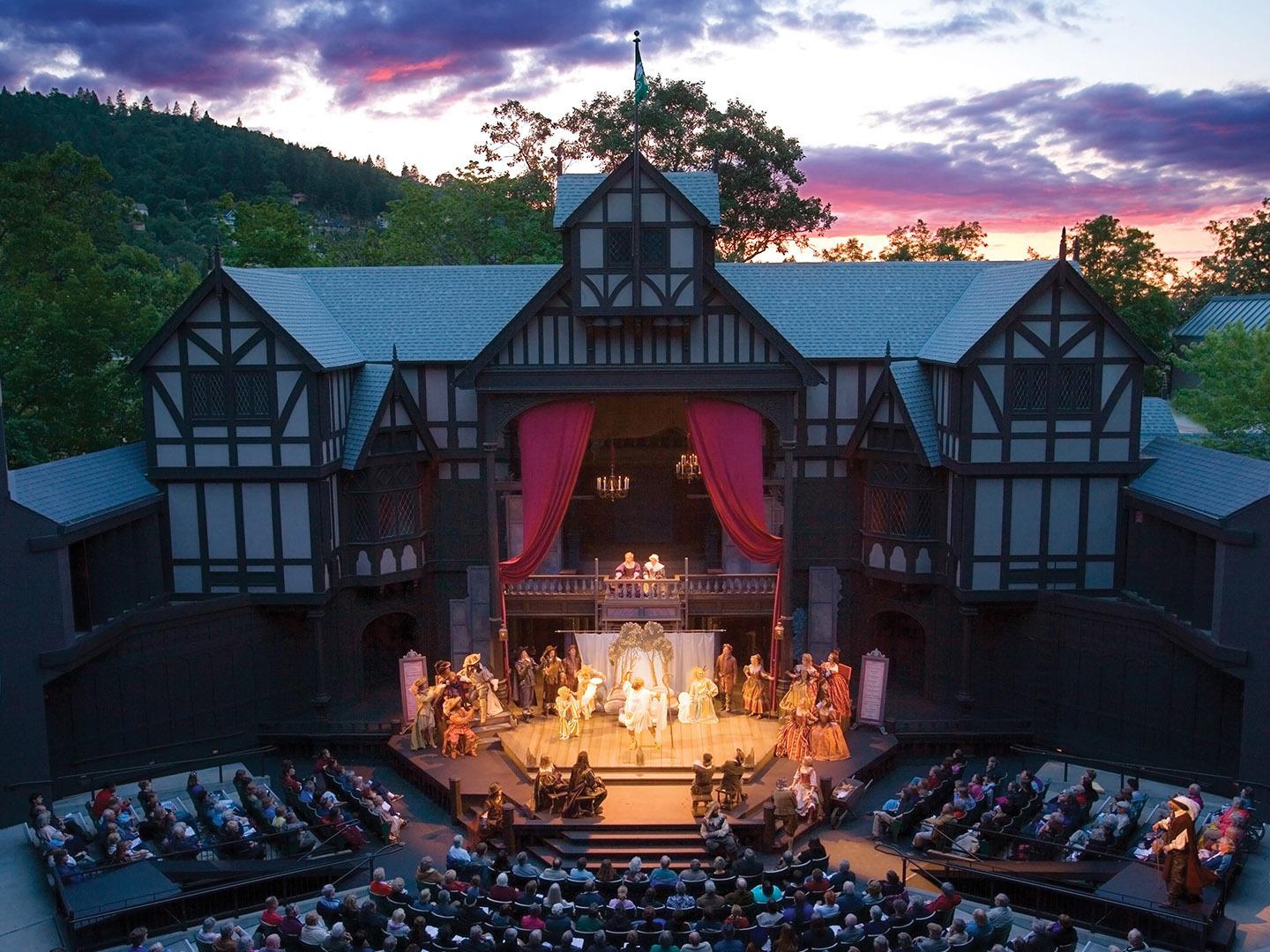 阿什兰俄勒冈莎士比亚戏剧节期间一场日落时分的表演